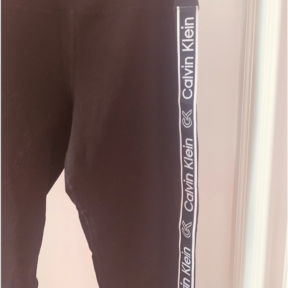 EUC CALVIN KLEIN LOGO ANKLE LEGGINGS W/CALVIN KLEIN WRITTEN DOWN SIDE OF EA LEG! - Picture 1 of 7
